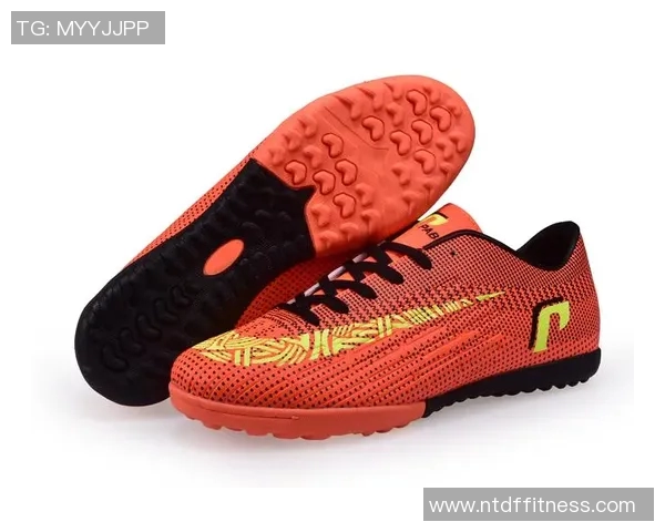 足球明星高级磨砂黑鞋款展现运动魅力与时尚风范的完美结合